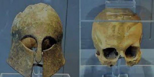 helm perang tentara yunani kuno ditemukan di dalamnya masih ada tengkorak menempel - Helm Perang Tentara Yunani Kuno Ditemukan, di Dalamnya Masih Ada Tengkorak Menempel